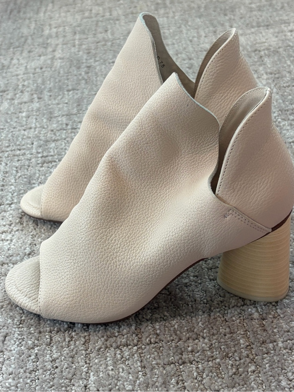 Golo Nilo Woman’s Open Toe Mule  in Tapioca Sz 7.5
